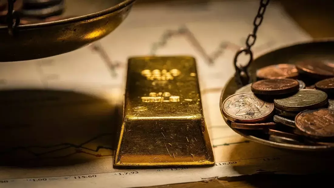 Gold Slips Below $4,100 Despite Iran Tensions as Fed Rate Bets Override Safe-Haven Demand