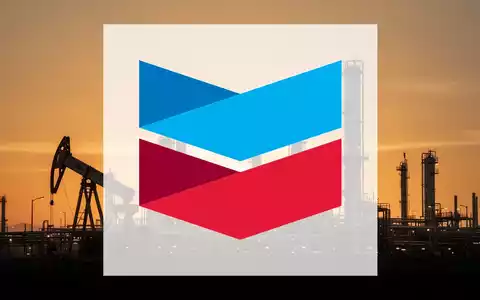 Abstrakte Darstellung einer modernen Industrieanlage bei Sonnenuntergang als Symbol für den Ölsektor. - Foto: über boerse-global.de