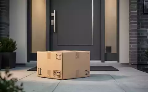 Ein unbewachtes Paket liegt vor einer modernen Haustür in einem Wohngebiet. - Foto: über boerse-global.de