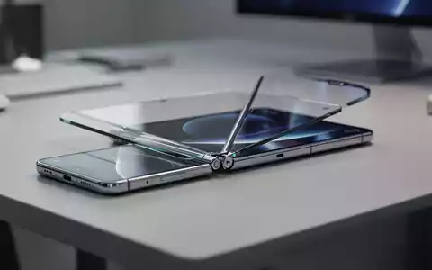 Nahaufnahme eines hochwertigen faltbaren Smartphone-Prototyps, der Scharniermechanismus und Display auf einem sauberen Schreibtisch zeigt. - Foto: über boerse-global.de