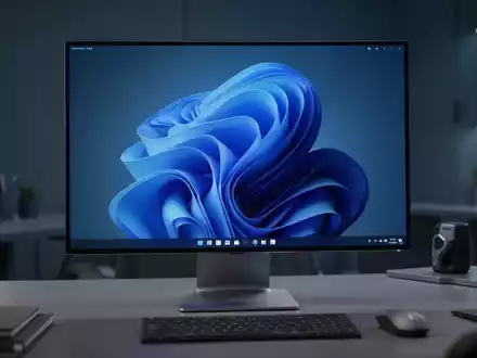 Sauberer, moderner Arbeitsplatz mit Windows 11 auf dem Monitor, Symbol für Softwareoptimierung. - Foto: über boerse-global.de