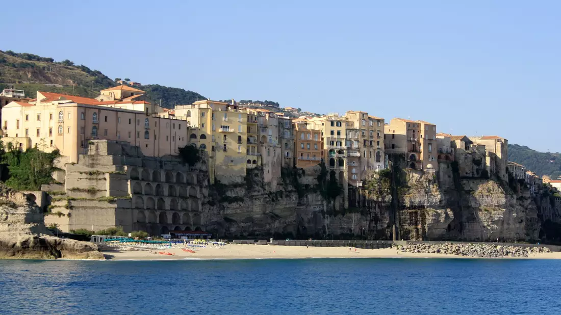 Im Mittelmeer vor der Stadt Tropea stirbt ein Deutscher bei einem Tauchausflug. (Archivbild) - Bild: picture alliance / dpa-tmn