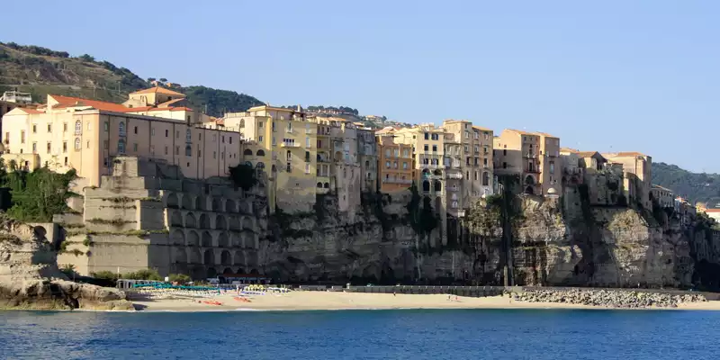Im Mittelmeer vor der Stadt Tropea stirbt ein Deutscher bei einem Tauchausflug. (Archivbild) - Foto: picture alliance / dpa-tmn