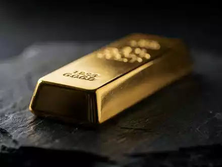 Goldbarren vor dunklem Hintergrund, der die gedämpfte Marktstimmung symbolisiert. - Foto: über boerse-global.de
