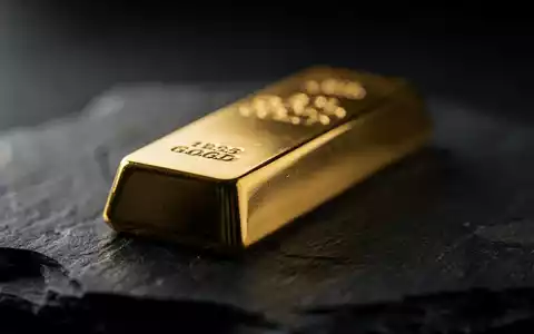 Goldbarren vor dunklem Hintergrund, der die gedämpfte Marktstimmung symbolisiert. - Foto: über boerse-global.de