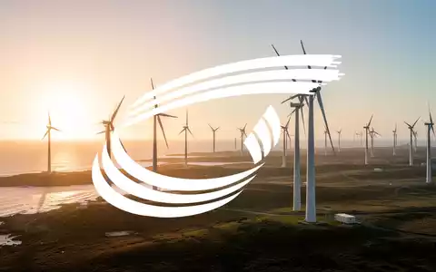 Moderne Windkraftanlagen in einer weiten Küstenlandschaft bei Sonnenuntergang als Symbol für erneuerbare Energien. - Foto: über boerse-global.de