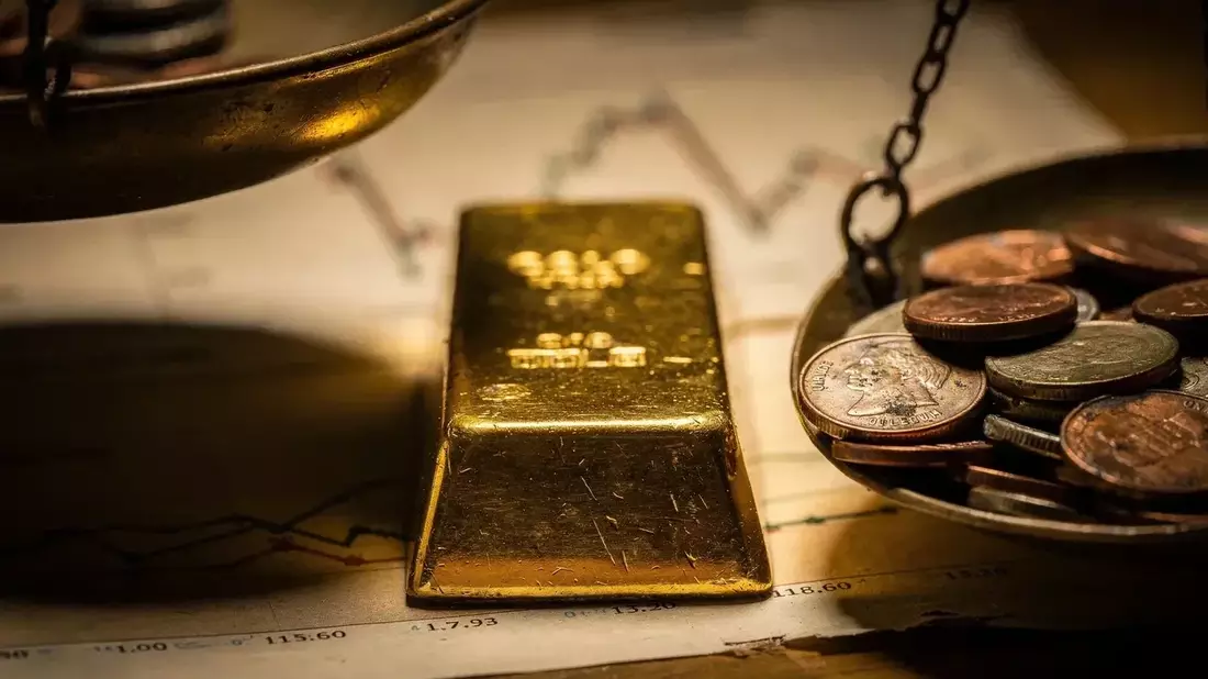 Gold Plunges 2% as Oil Surge Above $100 Reshapes Market Dynamics