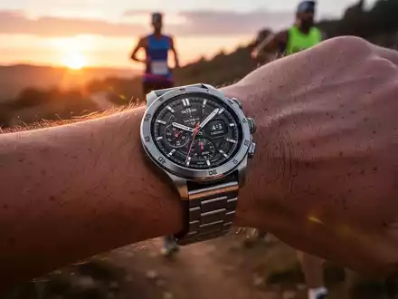 Nahaufnahme einer hochwertigen Titan-Smartwatch am Handgelenk beim Outdoor-Training. - Foto: über boerse-global.de