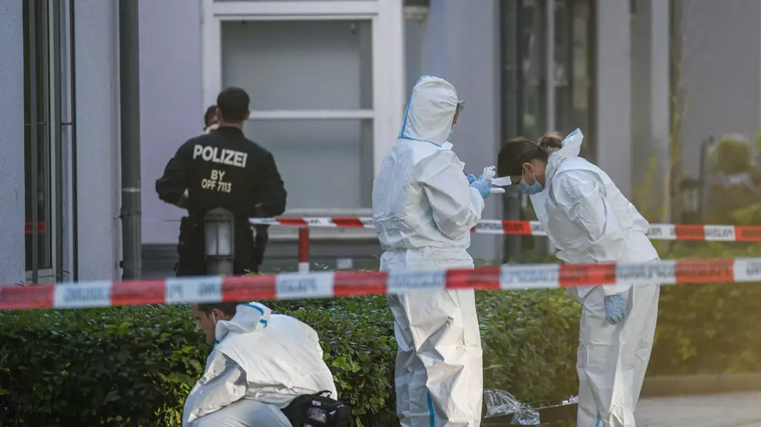 Beamte der Spurensicherung sind am Taort im Einsatz.  - Bild: Jason Tschepljakow/dpa