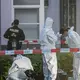 Beamte der Spurensicherung sind am Taort im Einsatz.  - Bild: Jason Tschepljakow/dpa