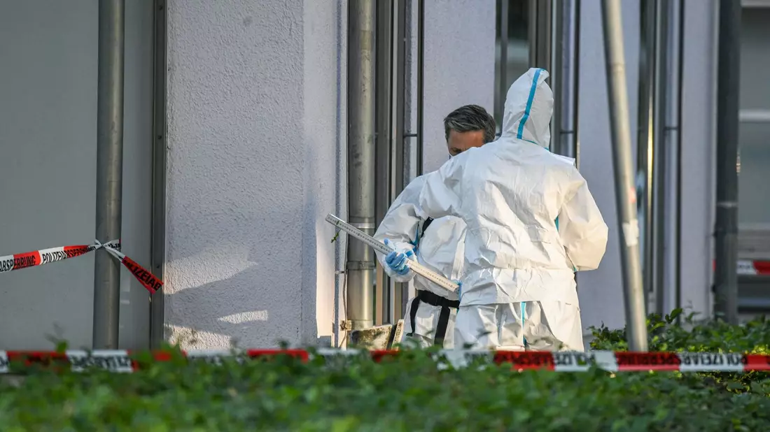 Die Gefahr ist abgewendet - nun ist die Spurensicherung dran.  - Bild: Jason Tschepljakow/dpa