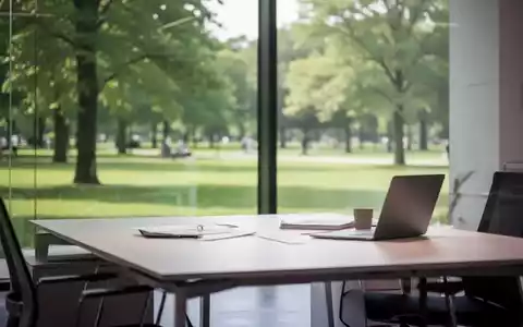 Ein minimalistischer, moderner Arbeitsplatz mit Blick auf einen grünen Park, der zur Bewegung und kreativen Pause einlädt. - Foto: über boerse-global.de