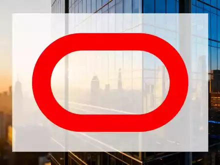 Moderne Glasfassade eines Bürogebäudes bei Sonnenuntergang als Symbol für Unternehmensinvestitionen und Technologie. - Foto: über boerse-global.de