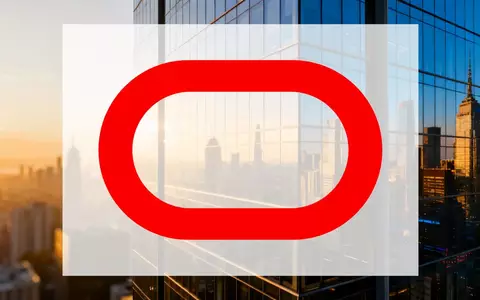Moderne Glasfassade eines Bürogebäudes bei Sonnenuntergang als Symbol für Unternehmensinvestitionen und Technologie. - Foto: über boerse-global.de
