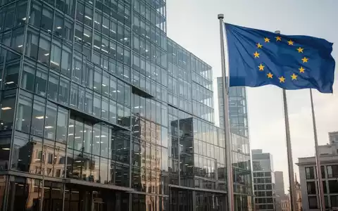 Ein modernes Bürogebäude in Brüssel mit der Flagge der Europäischen Union im Hintergrund. - Foto: über boerse-global.de