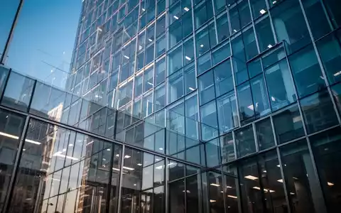Moderne Glasfassade eines Bürogebäudes bei Tageslicht als Symbol für rechtliche Aufsicht und Transparenz. - Foto: über boerse-global.de