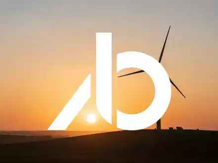Moderne Windkraftanlage im goldenen Licht eines Sonnenaufgangs als Symbol für die Erneuerbare-Energien-Branche. - Foto: über boerse-global.de