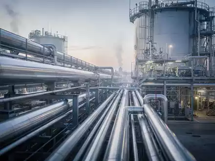 Moderne Wasserstoff-Industrieanlage mit Rohrleitungen in einer professionellen industriellen Umgebung. - Foto: über boerse-global.de