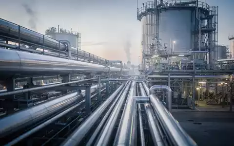 Moderne Wasserstoff-Industrieanlage mit Rohrleitungen in einer professionellen industriellen Umgebung. - Foto: über boerse-global.de