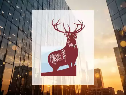 Moderne Glasfassade eines Bürogebäudes im goldenen Sonnenlicht als Symbol für Finanzwachstum und Stabilität. - Foto: über boerse-global.de