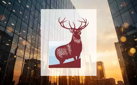 Moderne Glasfassade eines Bürogebäudes im goldenen Sonnenlicht als Symbol für Finanzwachstum und Stabilität. - Foto: über boerse-global.de