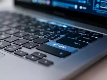 Nahaufnahme einer Laptop-Tastatur mit hervorgehobener Copilot-Taste in einem modernen Büro. - Foto: über boerse-global.de