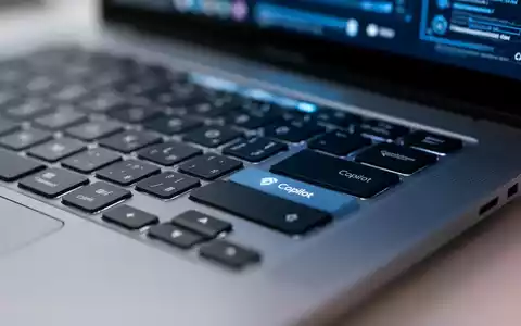 Nahaufnahme einer Laptop-Tastatur mit hervorgehobener Copilot-Taste in einem modernen Büro. - Foto: über boerse-global.de