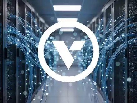 Abstrakte Darstellung digitaler Infrastruktur mit leuchtenden Glasfaserkabeln in einem modernen Serverraum. - Foto: über boerse-global.de