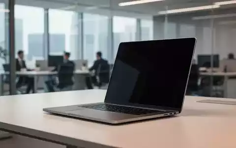 Ein moderner Laptop auf einem sauberen Schreibtisch in einem professionellen Büro. - Foto: über boerse-global.de