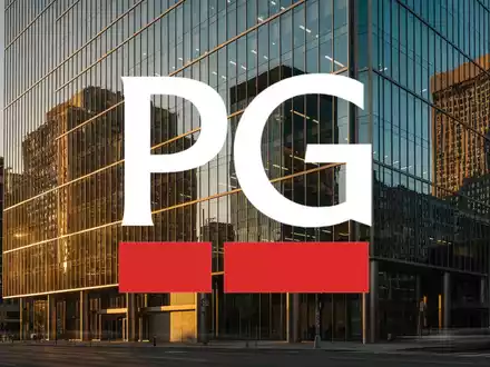 Moderne Glasfassade eines Bürogebäudes im goldenen Licht als Symbol für institutionelles Kapitalmanagement. - Foto: über boerse-global.de