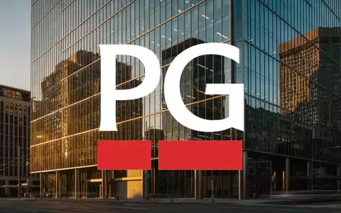 Moderne Glasfassade eines Bürogebäudes im goldenen Licht als Symbol für institutionelles Kapitalmanagement. - Foto: über boerse-global.de