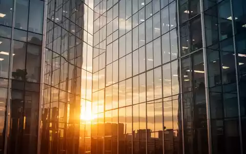 Moderne Glasfassade eines Bürogebäudes im goldenen Licht als Symbol für wirtschaftliches Wachstum. - Foto: über boerse-global.de