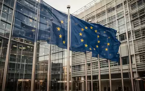 EU-Flagge vor modernem Regierungsgebäude, Symbol für digitale Regulierungsaufsicht. - Foto: über boerse-global.de