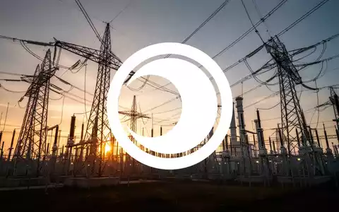 Moderne Energieinfrastruktur und Hochspannungsleitungen bei Dämmerung - Foto: über boerse-global.de