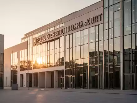 Das Bundesverfassungsgebäude in Karlsruhe bei Sonnenuntergang. - Foto: über boerse-global.de