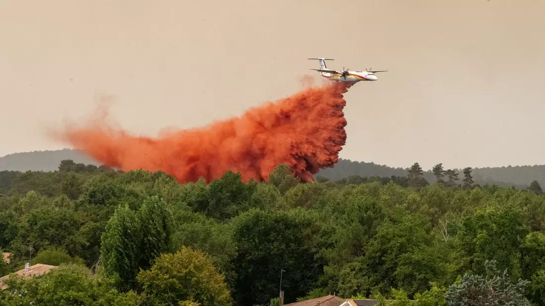 Die Löschflugzeuge spielen bei der Bekämpfung der Waldbrände in Frankreich eine zentrale Rolle. - Bild: Caroline Blumberg/AP/dpa