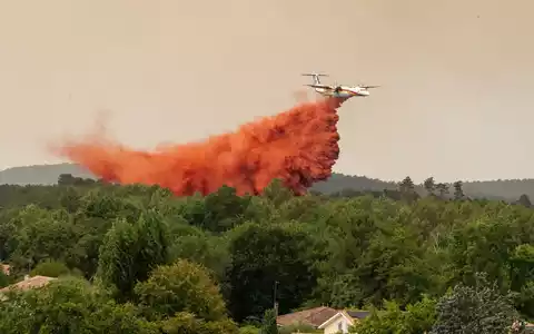 Die Löschflugzeuge spielen bei der Bekämpfung der Waldbrände in Frankreich eine zentrale Rolle. - Foto: Caroline Blumberg/AP/dpa