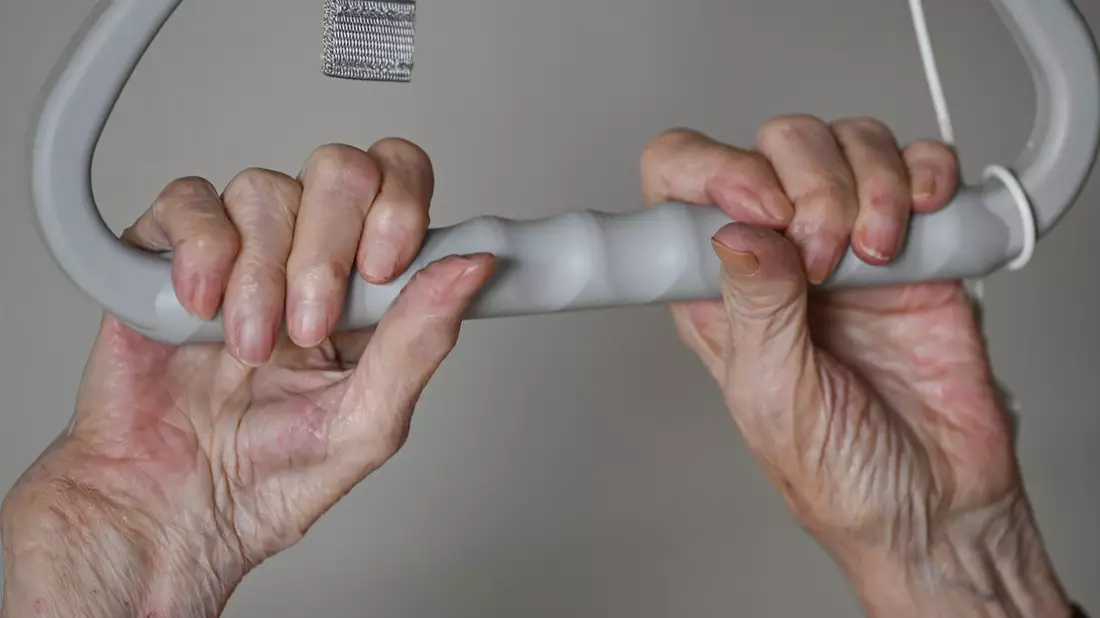 «Mit zunehmender Lebenserwartung werden zunehmend viele Jahre bei schlechter Gesundheit verbracht», heißt es in einer neuen Studie. (Archivbild) - Bild: Arne Dedert/dpa