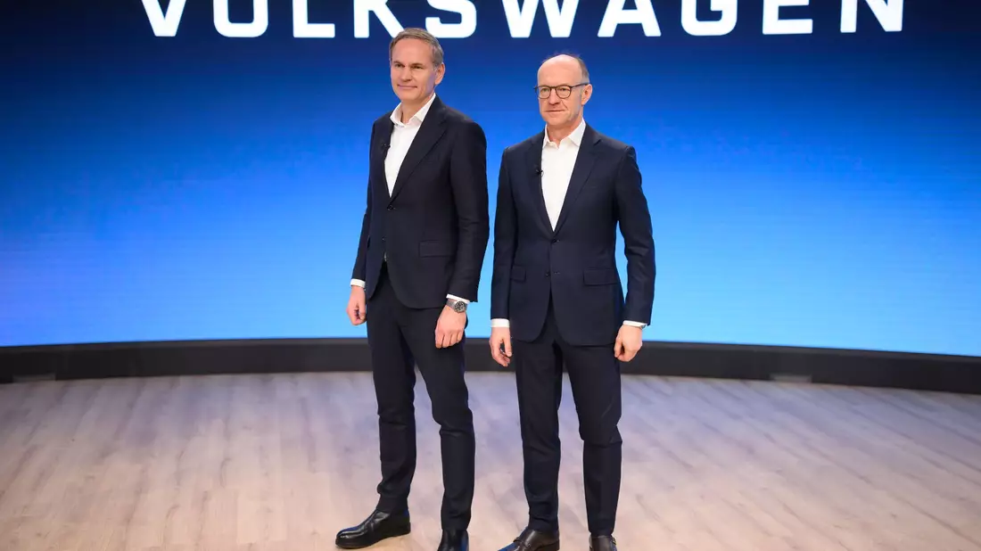 Konzernchef Oliver Blume (l.) präsentiert zusammen mit seinem Finanzvorstand Arno Antlitz die Zahlen fürs erste Halbjahr. (Archivfoto) - Bild: Julian Stratenschulte/dpa