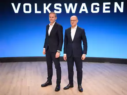Konzernchef Oliver Blume (l.) präsentiert zusammen mit seinem Finanzvorstand Arno Antlitz die Zahlen fürs erste Halbjahr. (Archivfoto) - Foto: Julian Stratenschulte/dpa