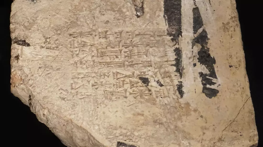 Ein Ziegelstein mit der Inschrift «Nebukadnezar, König von Babel» aus dem Umfeld des Turms zu Babel (Etemenanki) aus Babylon. Er wird in das 6. Jahrhundert vor Christus datiert. (Handout) - Bild: -/Bibelmuseum Münster/dpa