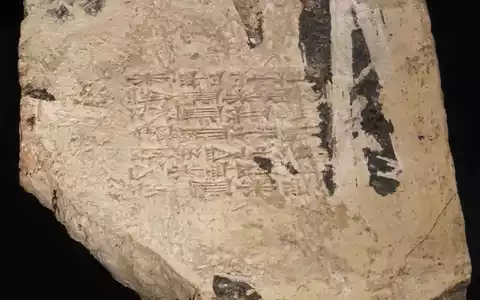 Ein Ziegelstein mit der Inschrift «Nebukadnezar, König von Babel» aus dem Umfeld des Turms zu Babel (Etemenanki) aus Babylon. Er wird in das 6. Jahrhundert vor Christus datiert. (Handout) - Foto: -/Bibelmuseum Münster/dpa