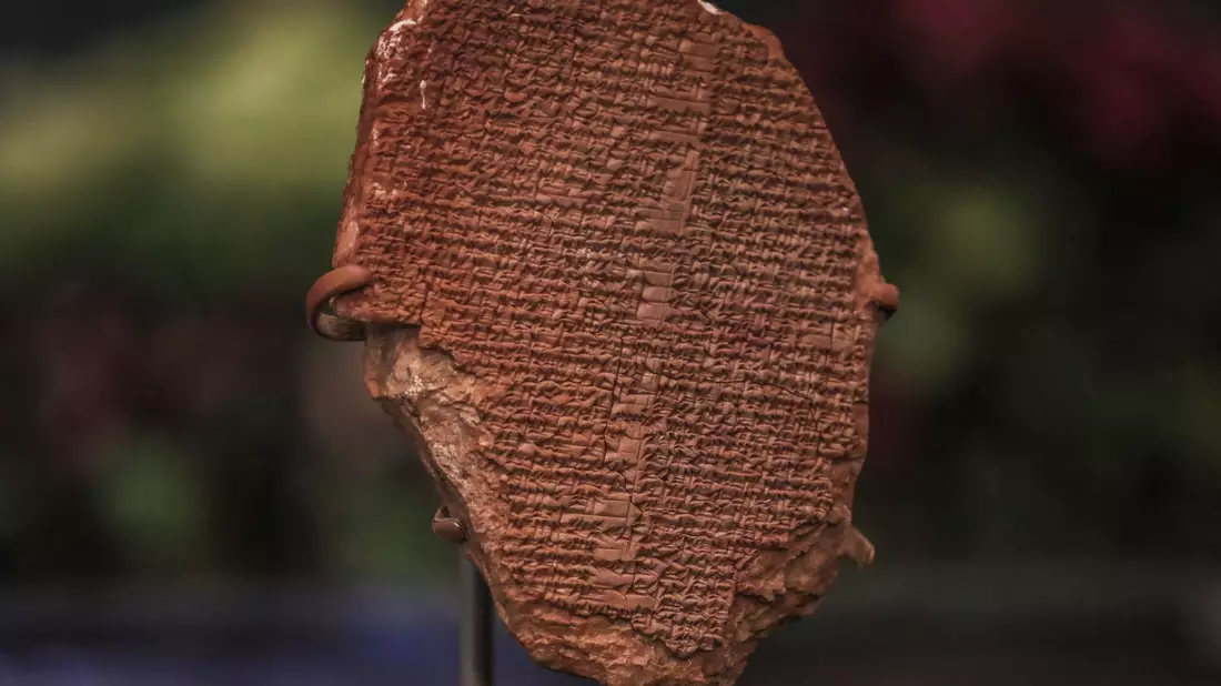 Eine 3.500 Jahre alte Tontafel mit Teilen aus dem Gilgamesch-Epos. - Bild: Ameer Al Mohammedaw/dpa