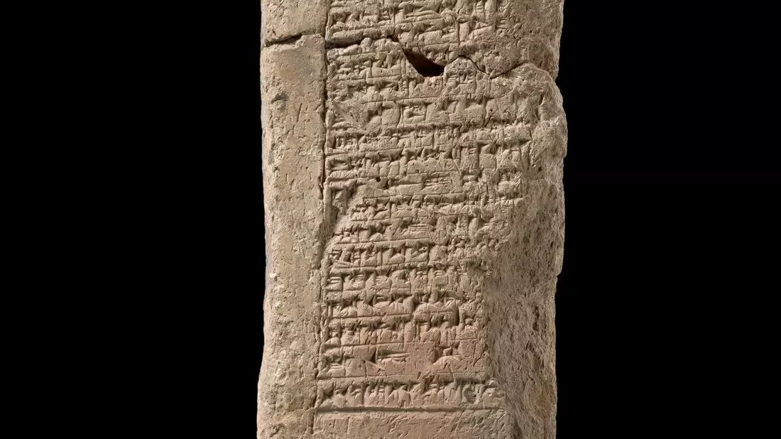Ein Ziegelfragment von der Zikkurat in Babylon mit der Inschrift des Königs Nebukadnezar II. - Bild: Olaf M. Teßmer/Staatliche Museen zu Berlin, Vorderasiatisches Museum/dpa