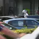 Der mutmaßliche Täter wurde von Spezialkräften abgeführt. - Bild: Armin Weigel/dpa