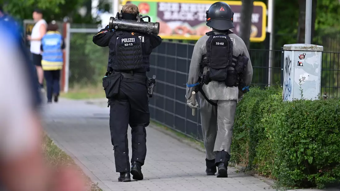 Manche Einsatzkräfte waren mit spezieller Schutzkleidung ausgerüstet. - Bild: Armin Weigel/dpa