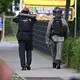 Manche Einsatzkräfte waren mit spezieller Schutzkleidung ausgerüstet. - Bild: Armin Weigel/dpa