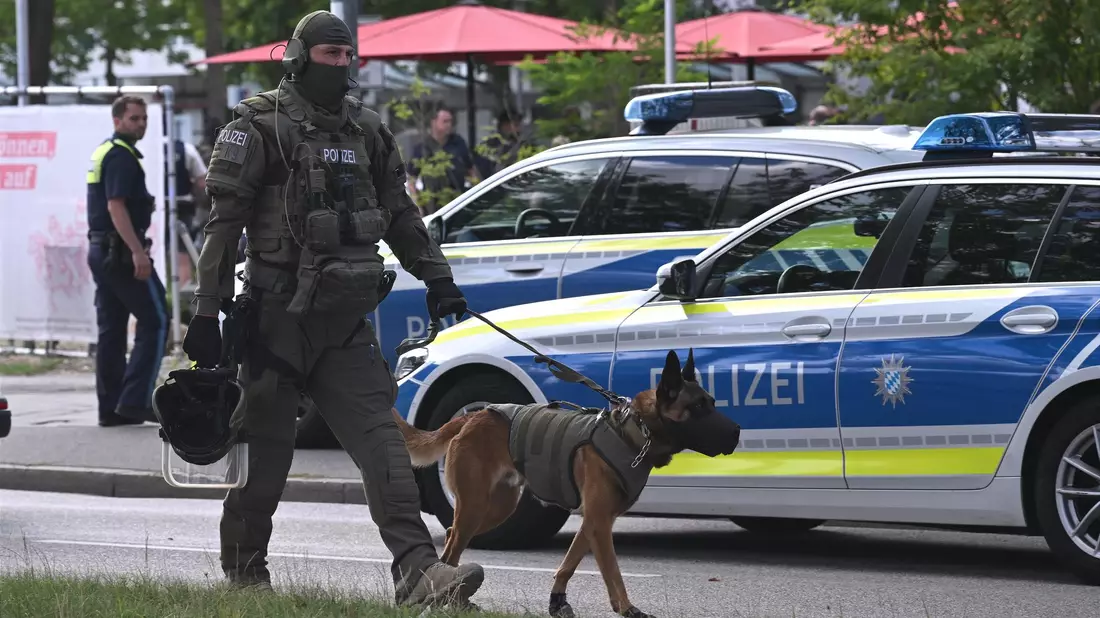 Die Polizei suchte nach der Festnahme das Gebäude ab. - Bild: Jason Tschepljakow/dpa