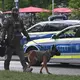 Die Polizei suchte nach der Festnahme das Gebäude ab. - Bild: Jason Tschepljakow/dpa