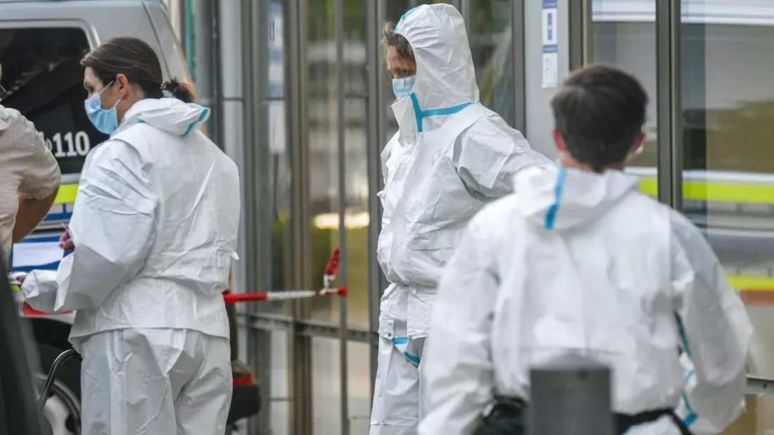 Nach Abschluss des Einsatzes war die Spurensicherung am Tatort unterwegs. - Bild: Jason Tschepljakow/dpa